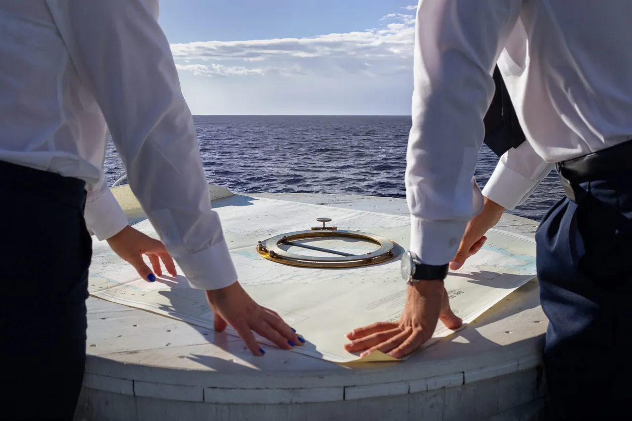 2 wealth managers navigating in the sea